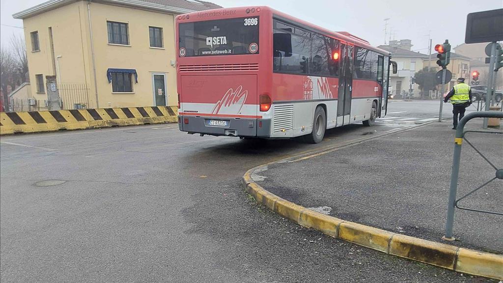 Novellara, studentessa finisce col piede sotto la ruota dell’autobus: ferita 14enne