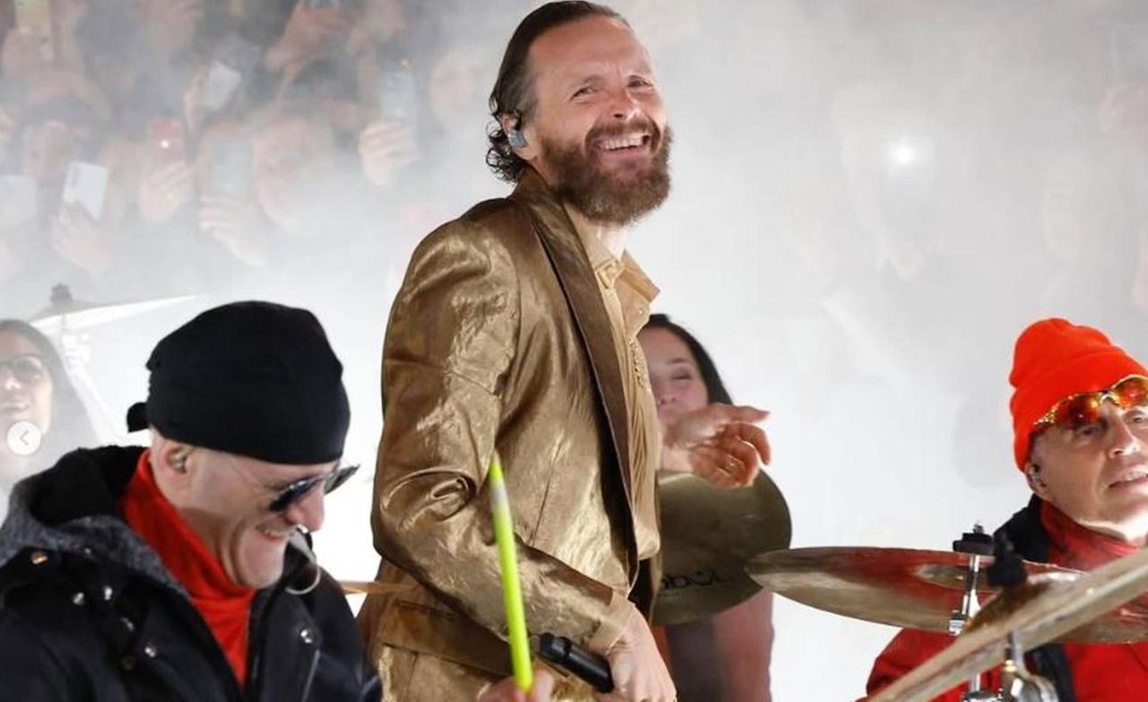 Jovanotti show davanti all’Ariston. E le batterie parlano ferrarese