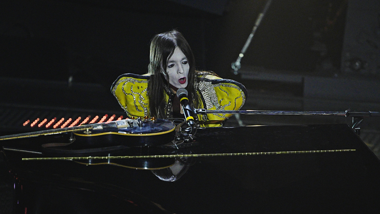 Lucio Corsi sul palco di Sanremo