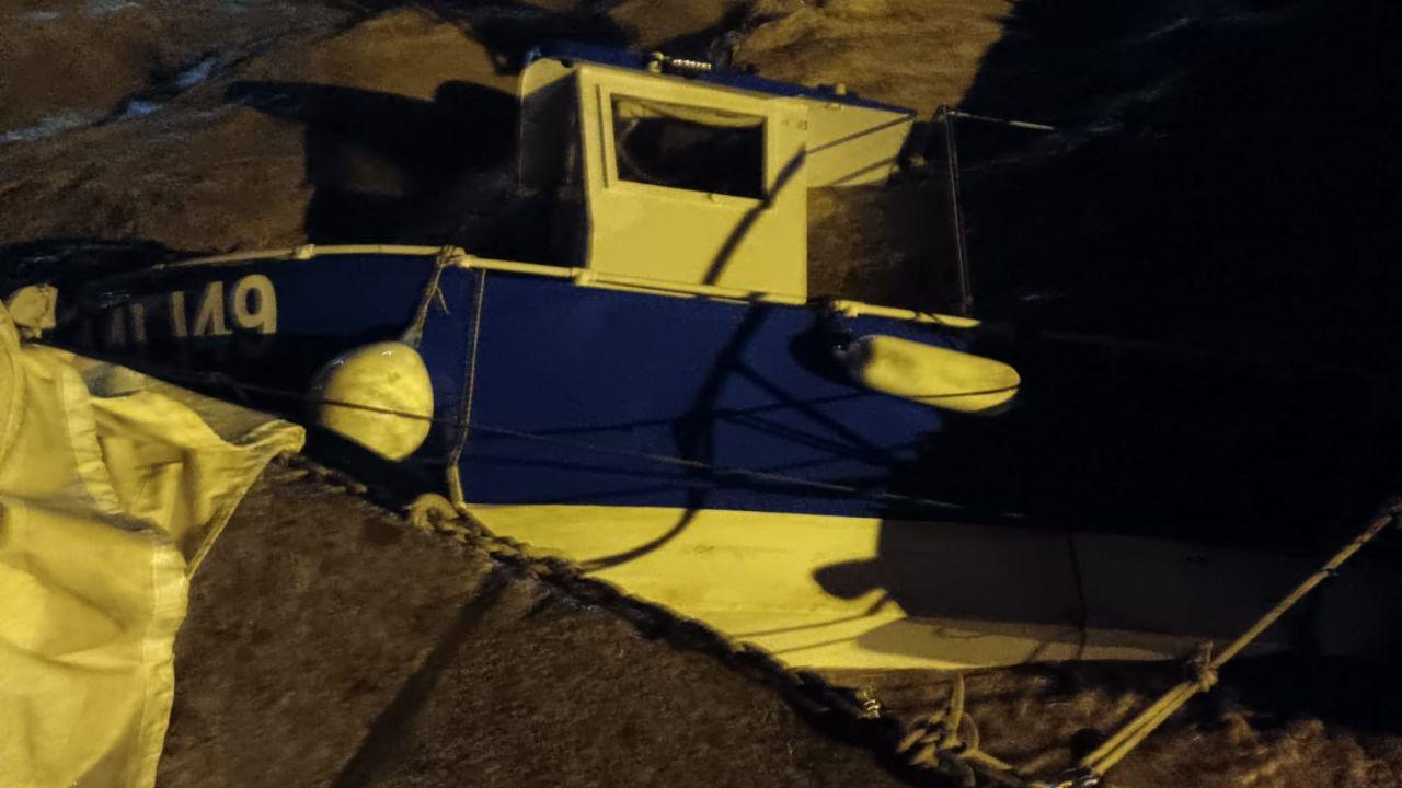 Una barca rovesciata nel porto di Talamone