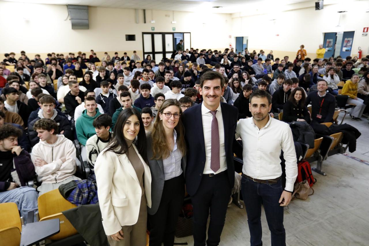 
	I quattro ingegneri della Ferrari all'istituto Corni

