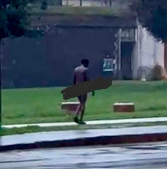 Lucca, passeggia nudo in zona Mura: espulso