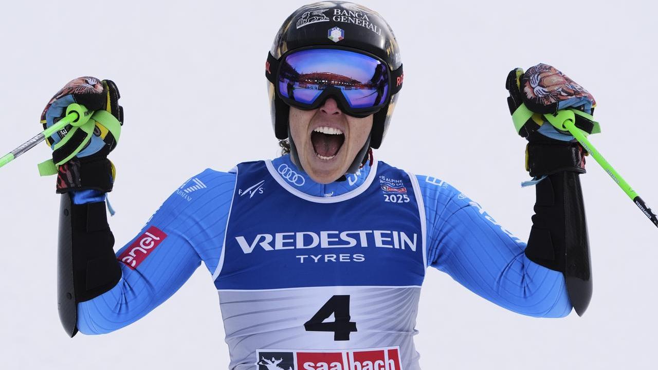 Federica Brignone esulta dopo la vittoria