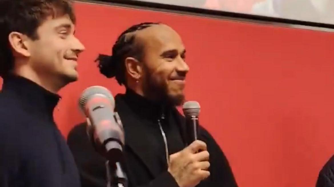 Il discorso di Lewis Hamilton, affiancato da Charles Leclerc