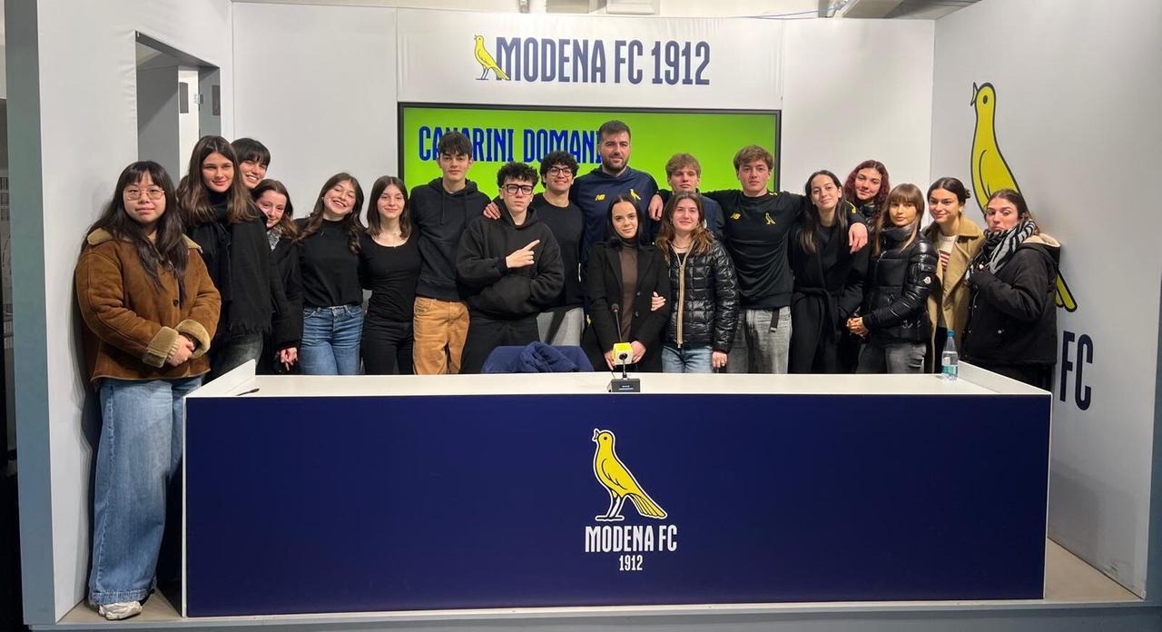
	Il mister della Primavera del Modena David Rodriguez insieme alla 5F del liceo Muratori-San Carlo


