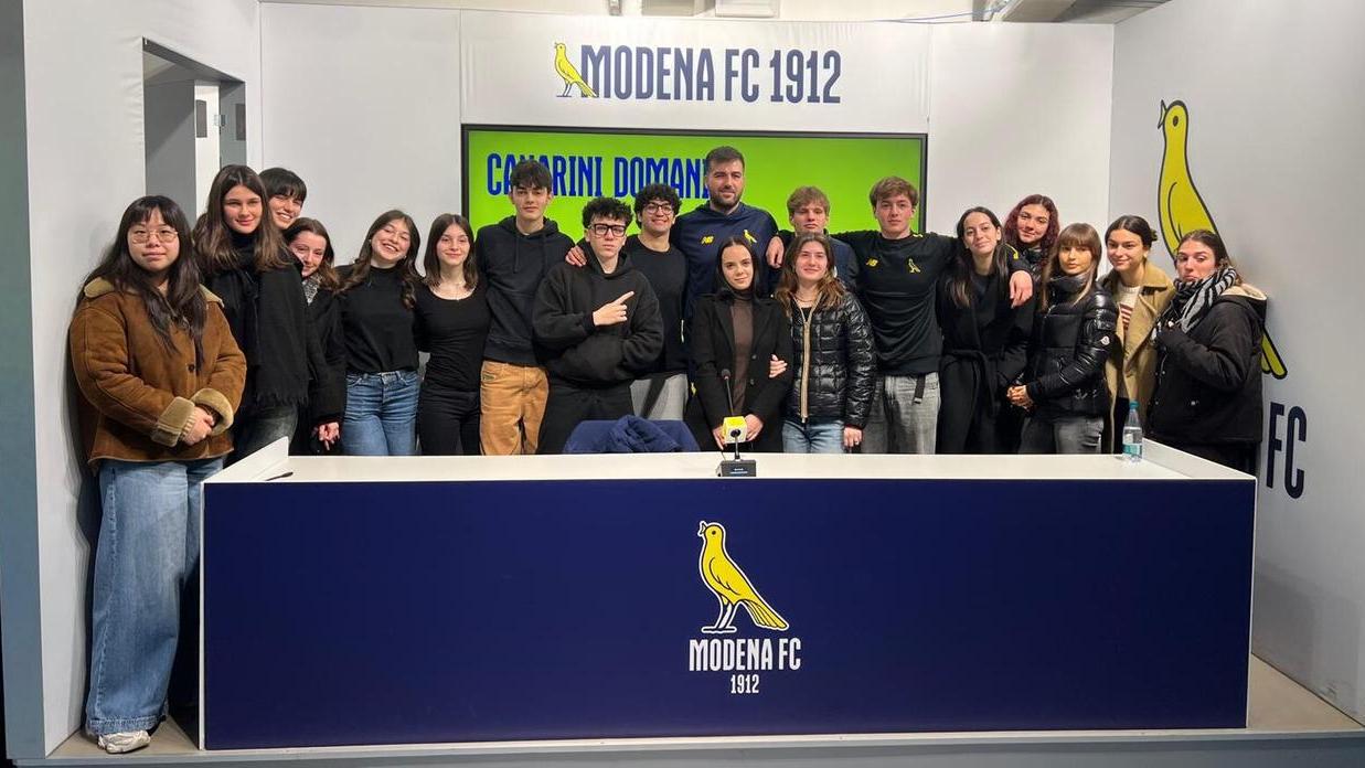 Il mister della Primavera del Modena David Rodriguez insieme alla 5F del liceo Muratori-San Carlo