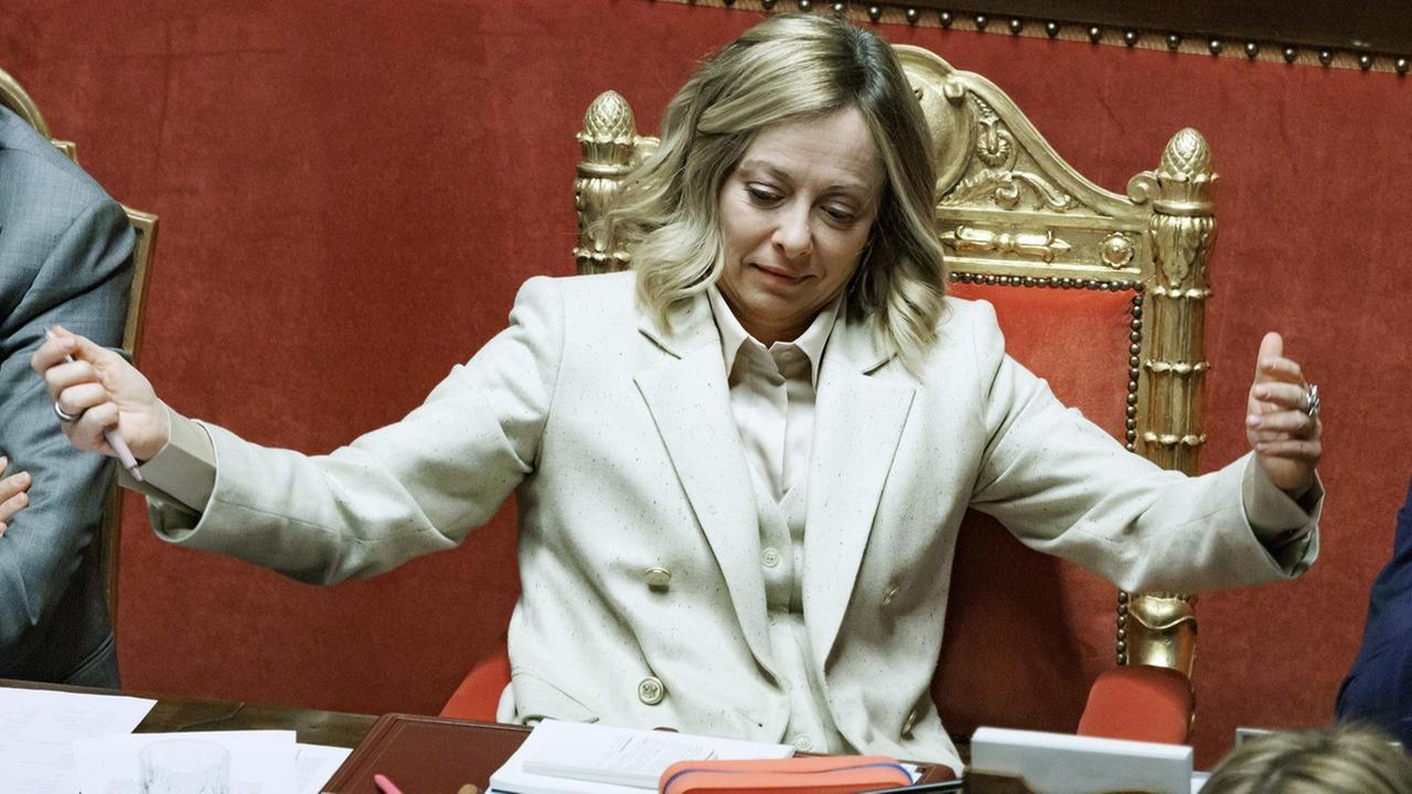 Taglio di 50 milioni ai Comuni sardi: «Lo Stato deve coprire le spese pazze per il ponte sullo Stretto e l’Albania»