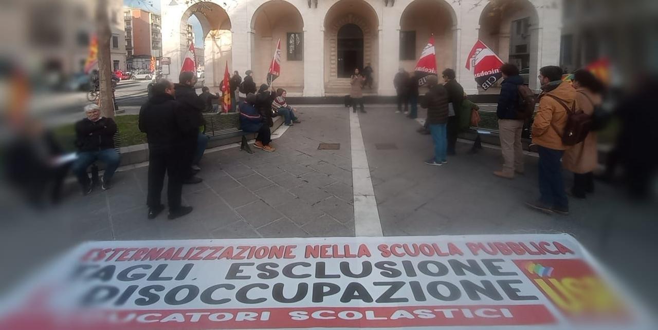 Livorno, tagli all’assistenza educativa per gli studenti disabili: presidio sotto la Prefettura