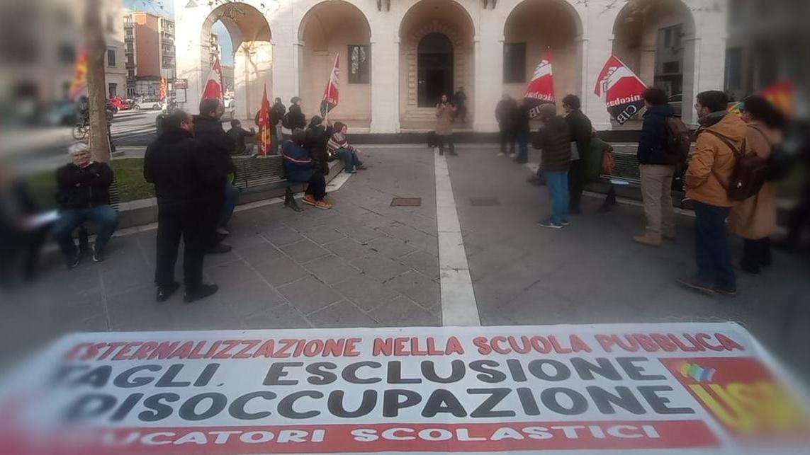 Livorno, tagli all’assistenza educativa per gli studenti disabili: presidio sotto la Prefettura