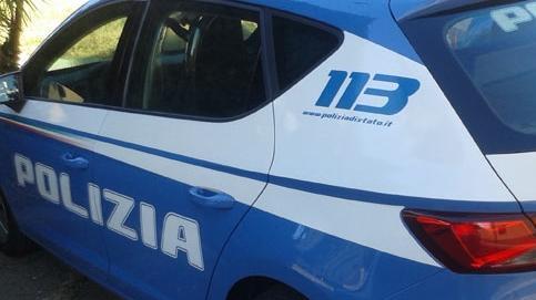 Ferrara, scaglia oggetti contro un impiegato. Gli frattura un dito e poi scappa<br type="_moz" />