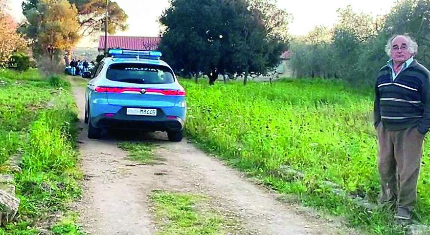 
	Angelo Pilo, fratello di Franco, vicino al casolare di famiglia a Viziliu (foto Mauro Chessa)

