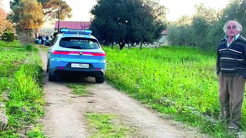 Angelo Pilo, fratello di Franco, vicino al casolare di famiglia a Viziliu (foto Mauro Chessa)