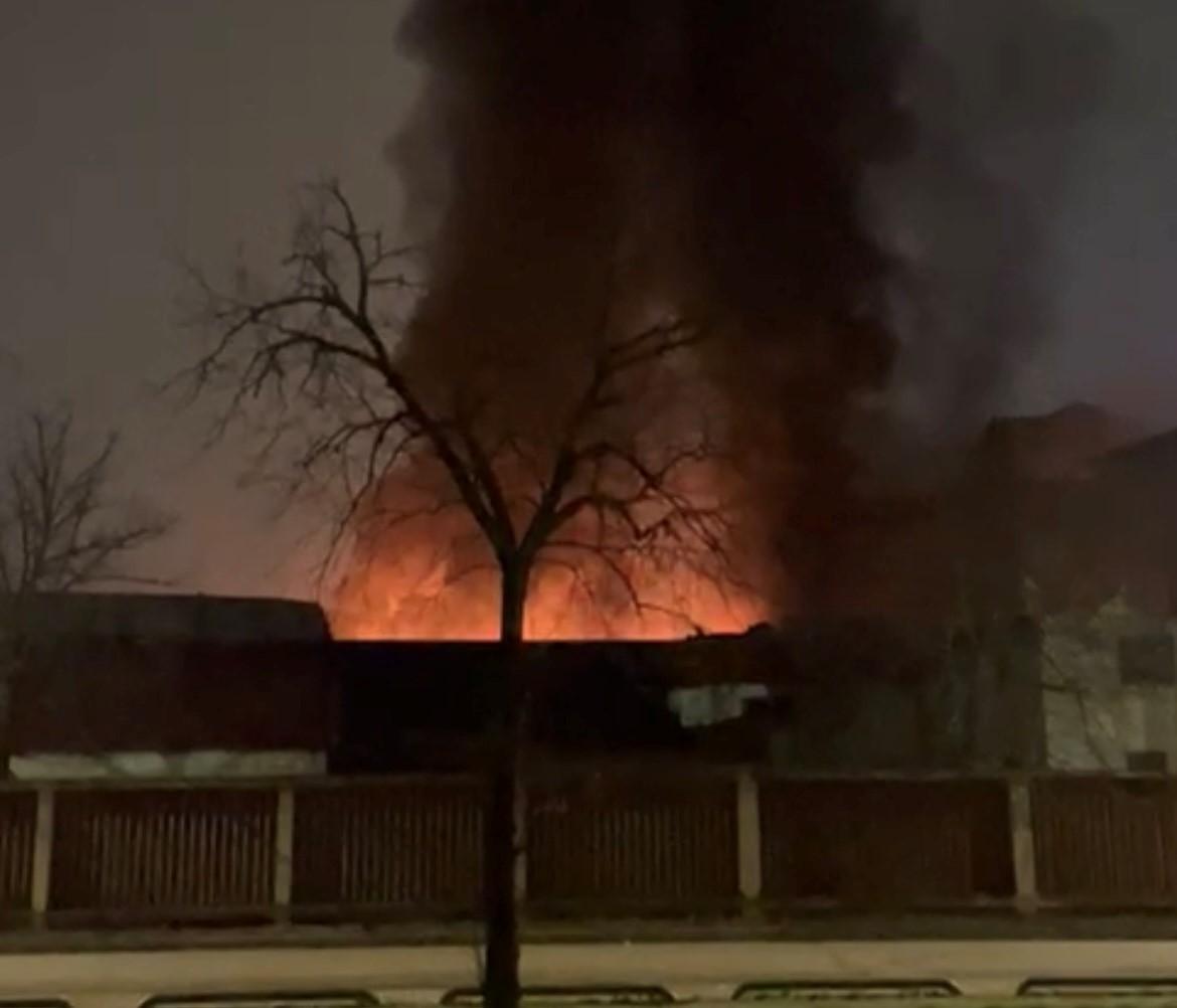 Fiamme alte e fumo nero, si riaccende il rogo all’Inalca