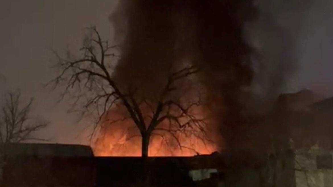 Fiamme alte e fumo nero, si riaccende il rogo all’Inalca