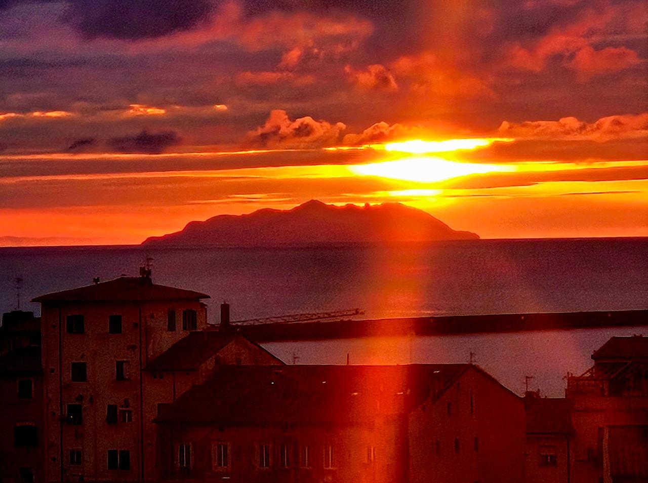 Livorno e l’ultimo raggio di sole sulla Gorgona. Grazie a Roberto Pullerà