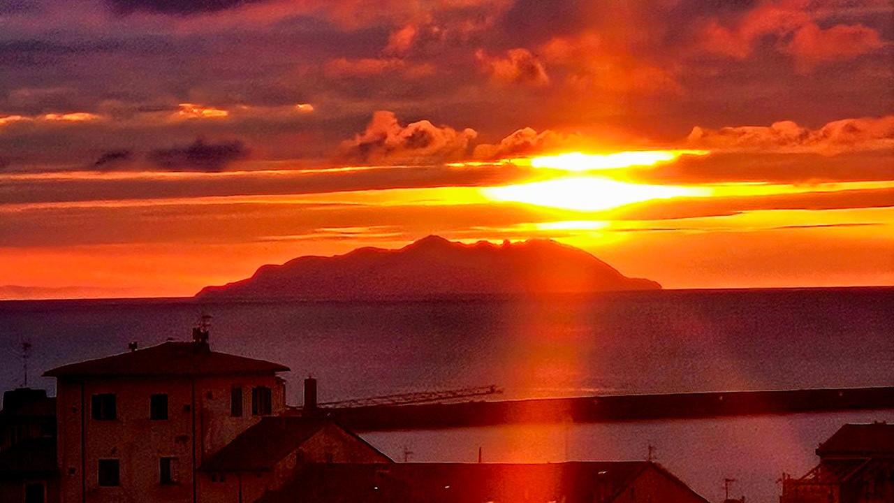 Livorno e l’ultimo raggio di sole sulla Gorgona. Grazie a Roberto Pullerà