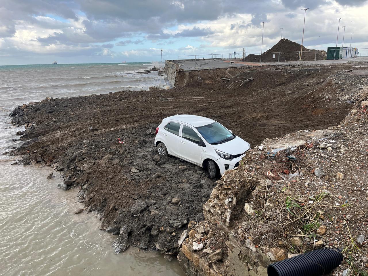 Livorno, auto nel cantiere dei Tre Ponti: indaga la polizia