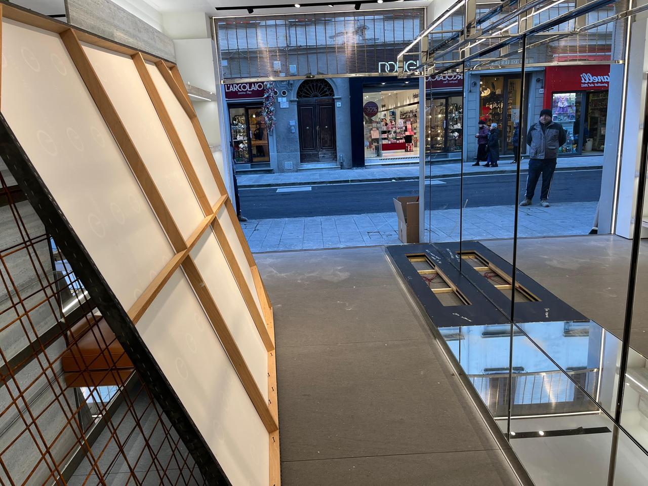 
	La vetrina spaccata di Cuccuini (foto Stick)

