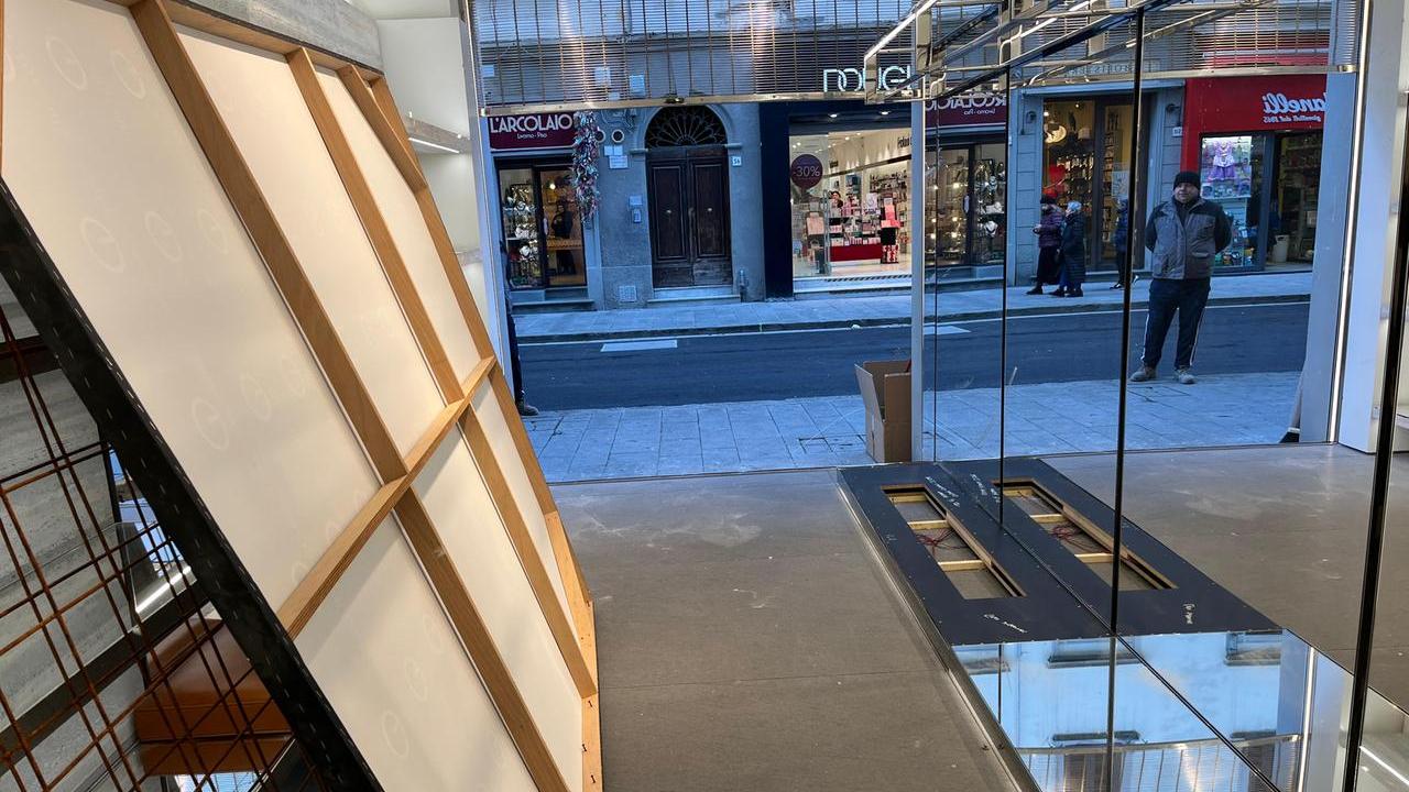 La vetrina spaccata di Cuccuini (foto Stick)