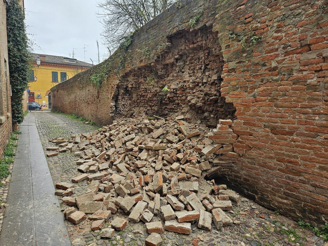 Ferrara, parte di muro crolla in via Mellone: «Situazione precaria da anni»
