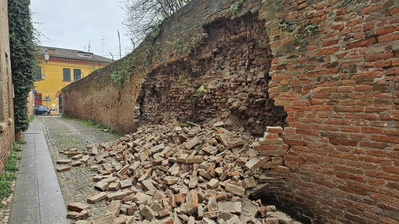 Ferrara, parte di muro crolla in via Mellone: «Situazione precaria da anni»