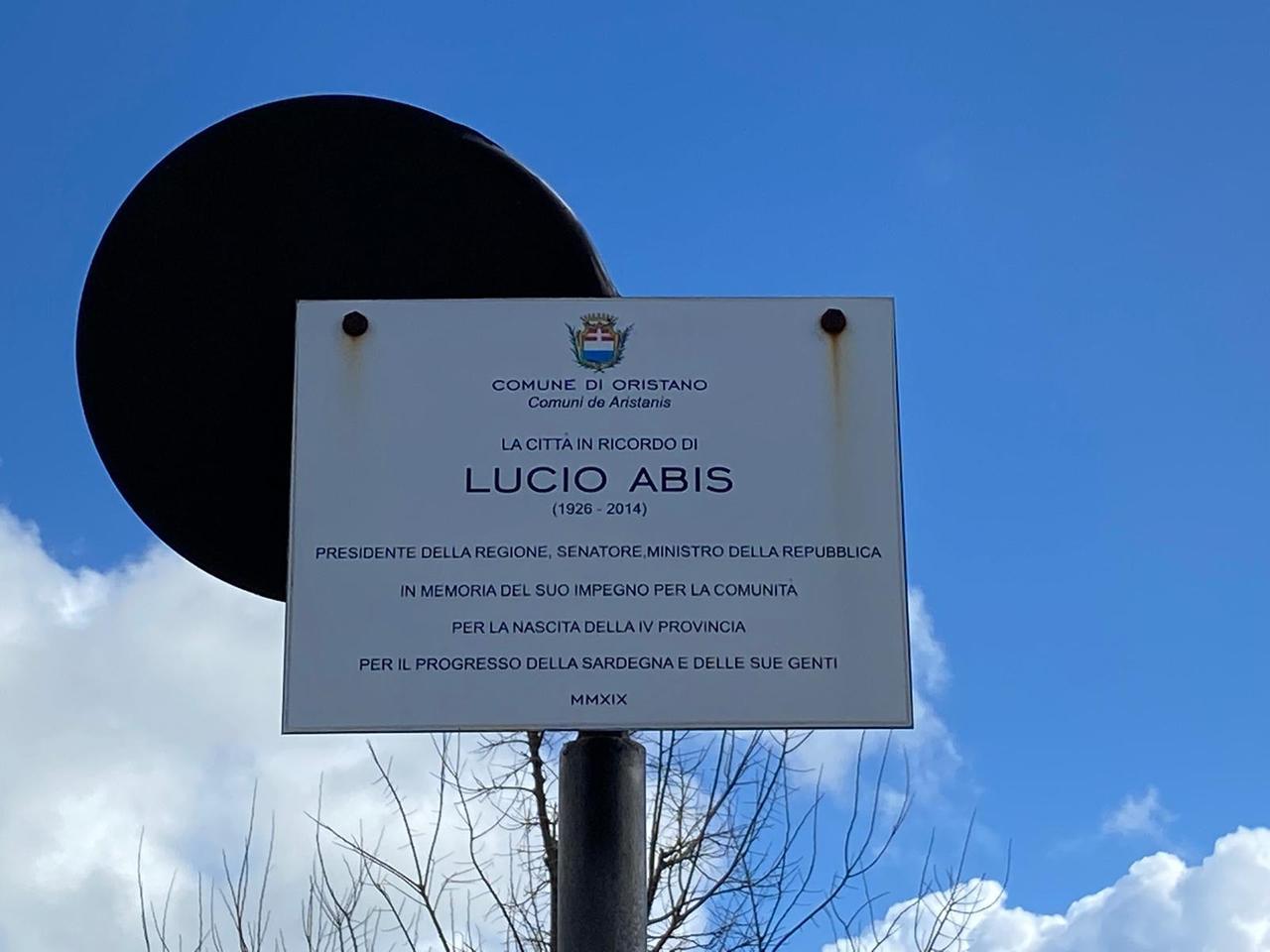 Sotto la targa dell’illustre senatore spunta un cestino per i cani