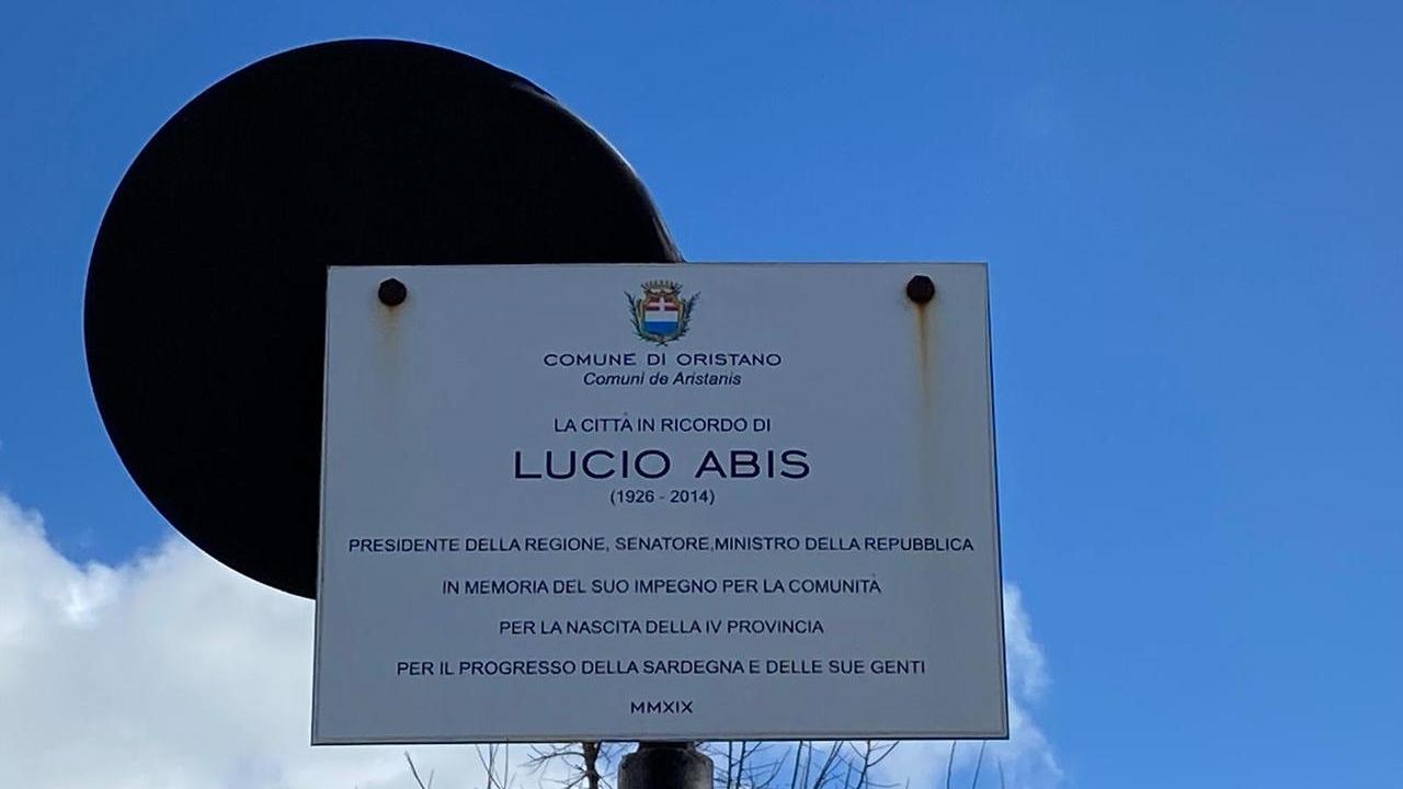 Sotto la targa dell’illustre senatore spunta un cestino per i cani