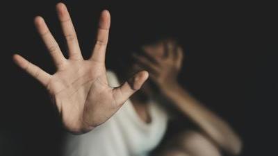 Minaccia moglie e figli con un’ascia: «Vi ammazzo tutti e tre»