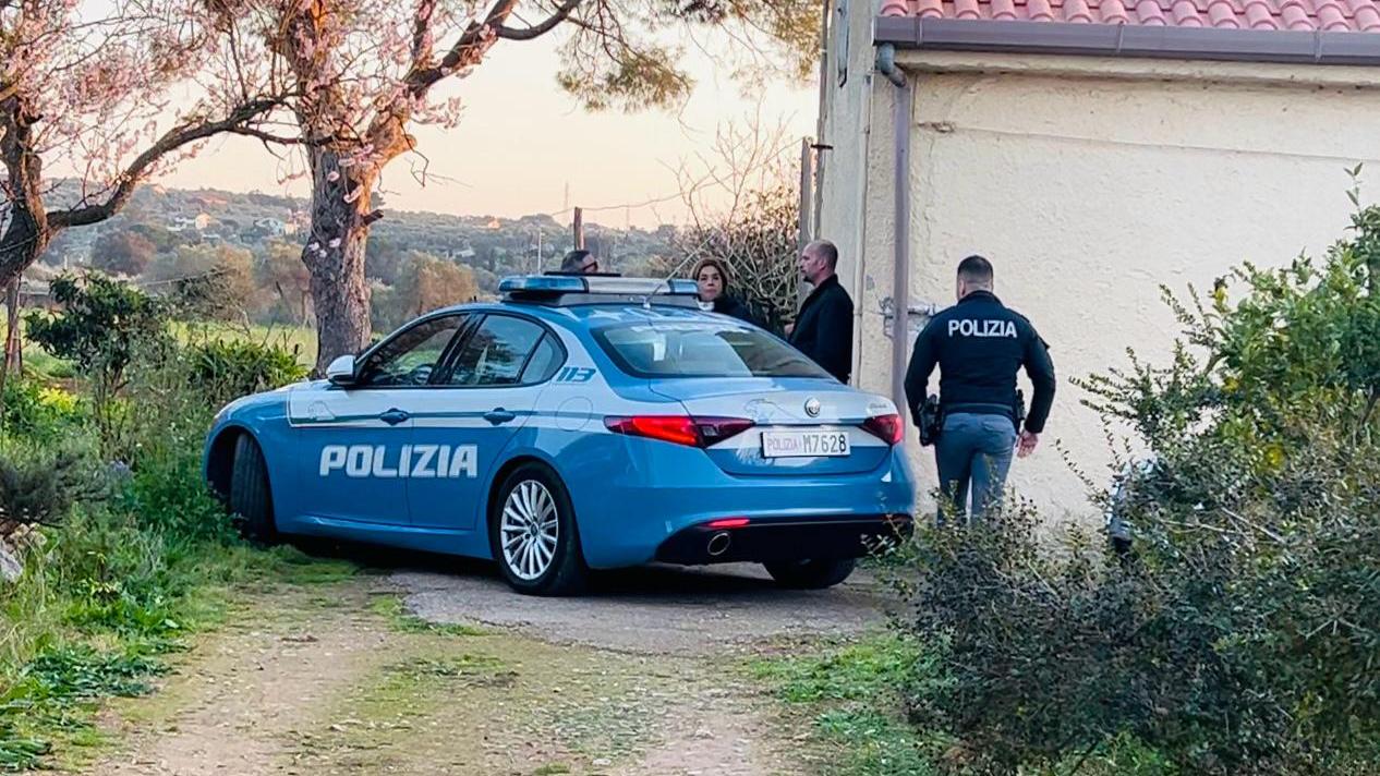 Agenti della Polizia nel casolare di Viziliu<em> (foto Mauro Chessa)</em>