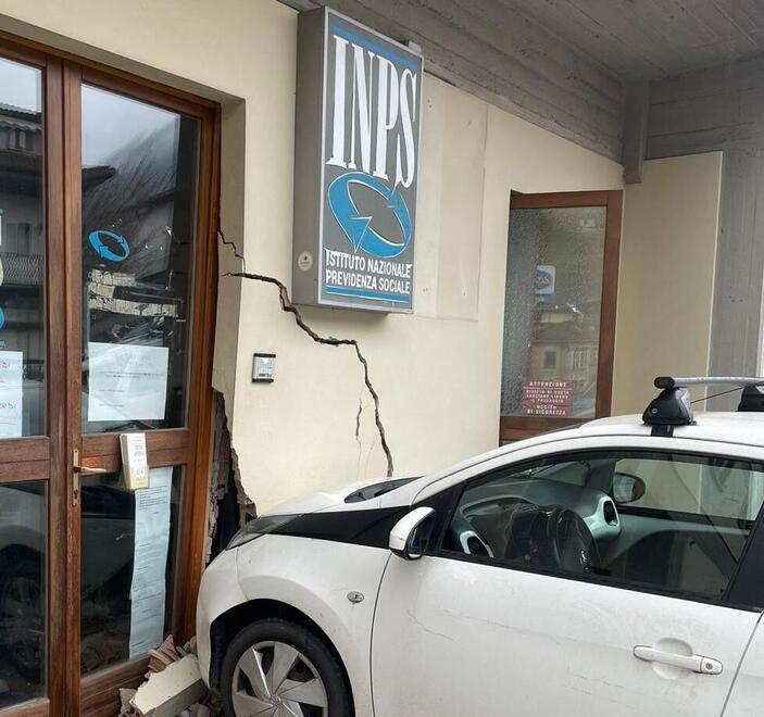 Castelnuovo, pensionato finisce in auto contro la sede dell’Inps<br>
