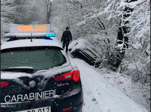 Maltempo, mamma e bimbo piccolo finiscono fuoristrada a causa della neve