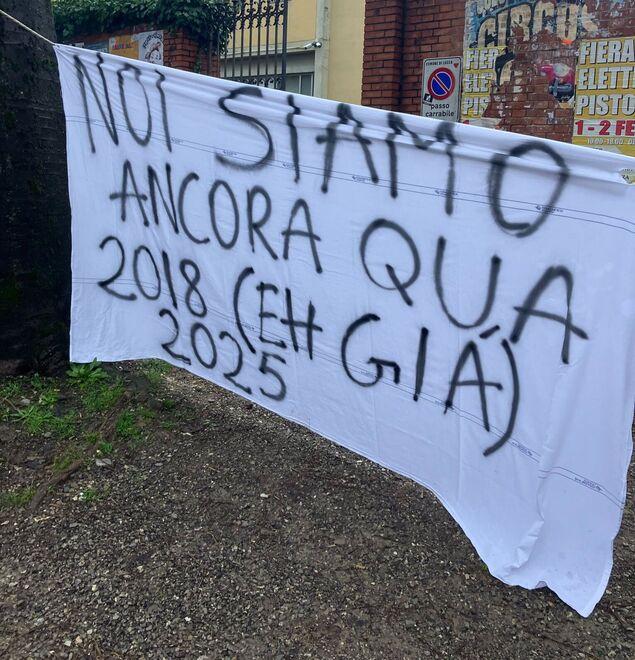 Paladini, piove dentro i container: il 24 corteo di protesta in centro a Lucca