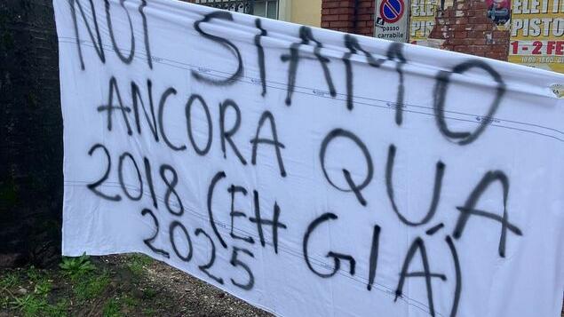 Paladini, piove dentro i container: il 24 corteo di protesta in centro a Lucca