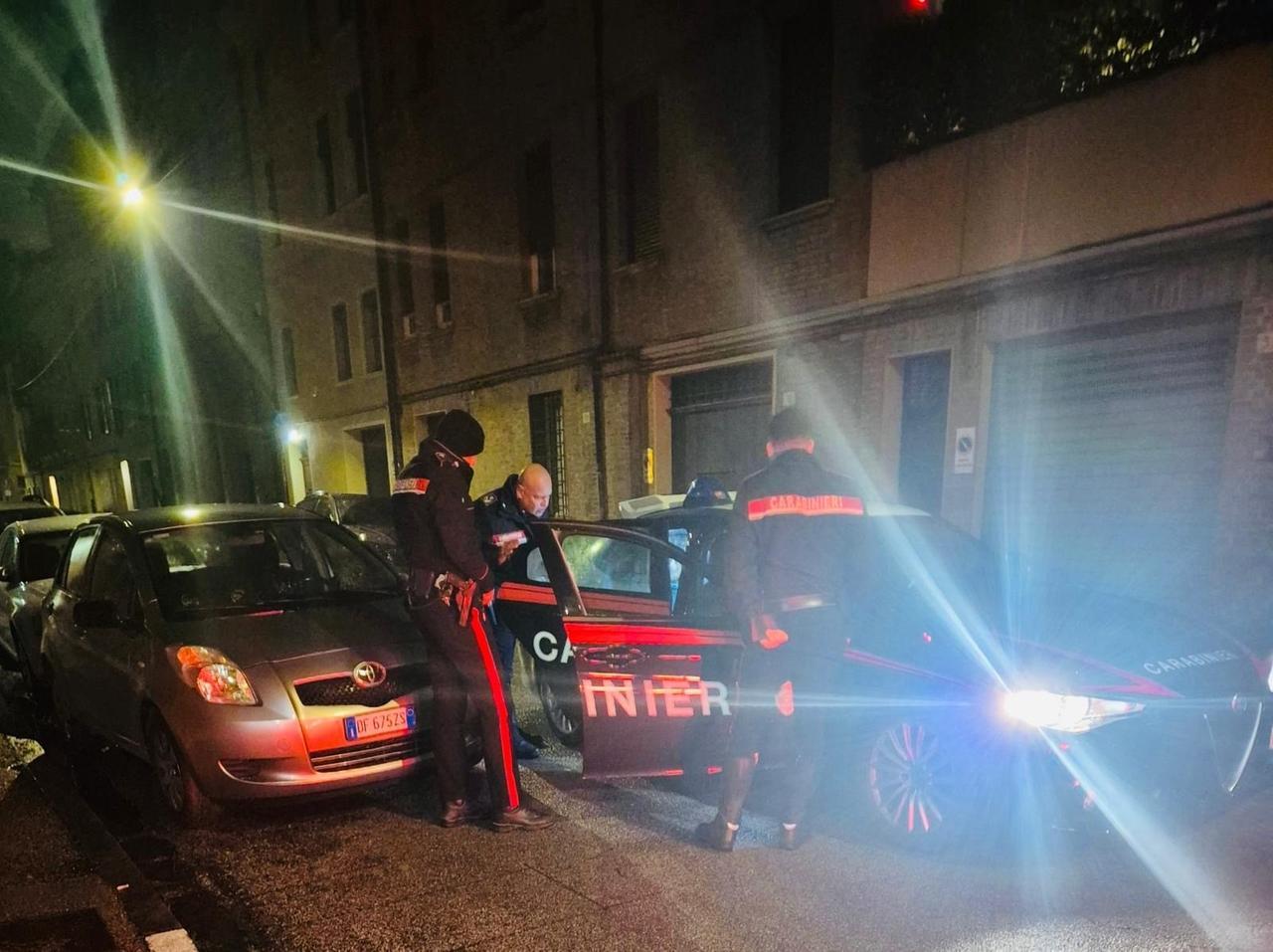 Ferrara, ruba in un’auto parcheggiata: un residente lo sente e lo fa arrestare