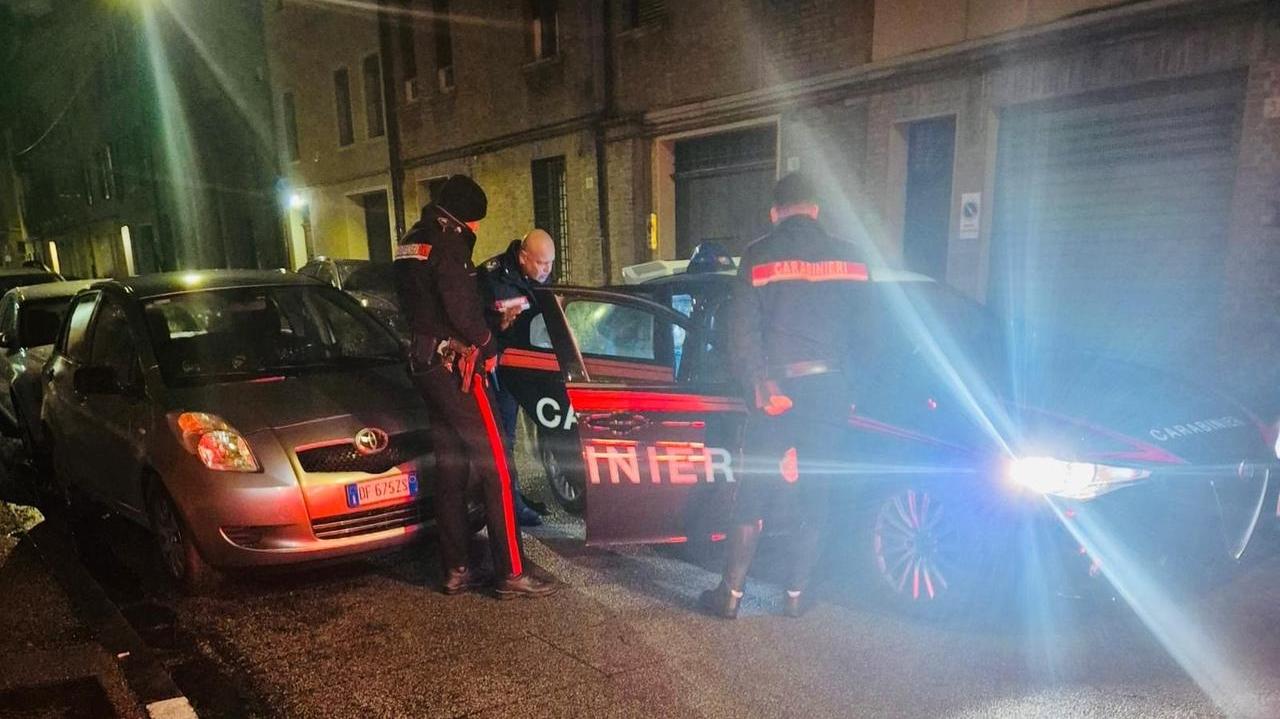 Ferrara, ruba in un’auto parcheggiata: un residente lo sente e lo fa arrestare