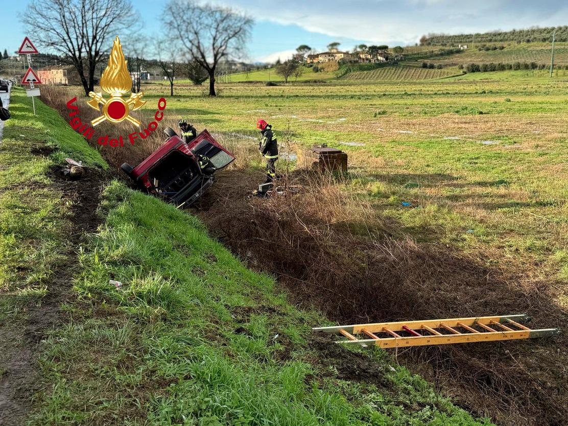 Incidente a Vinci, auto si ribalta e finisce in un fosso
