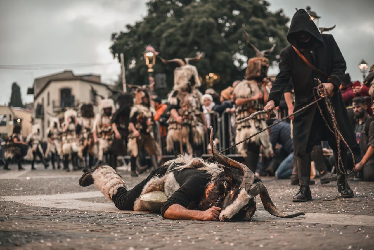 Le maschere sarde tornano in piazza con la magia di “A Maimone”