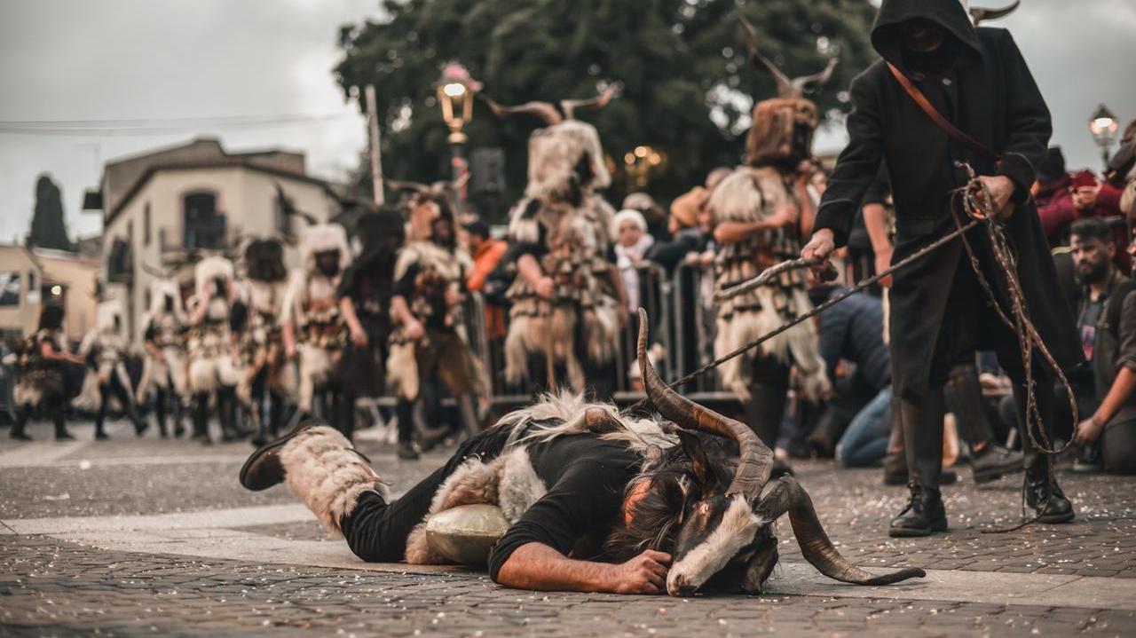 Le maschere sarde tornano in piazza con la magia di “A Maimone”
