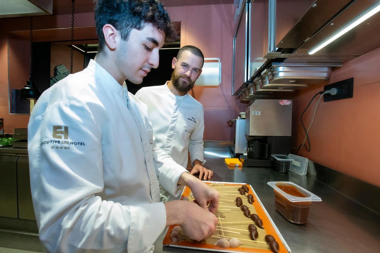 
	Lo chef Mattia Trabetti del ristorante Alto a Fiorano


