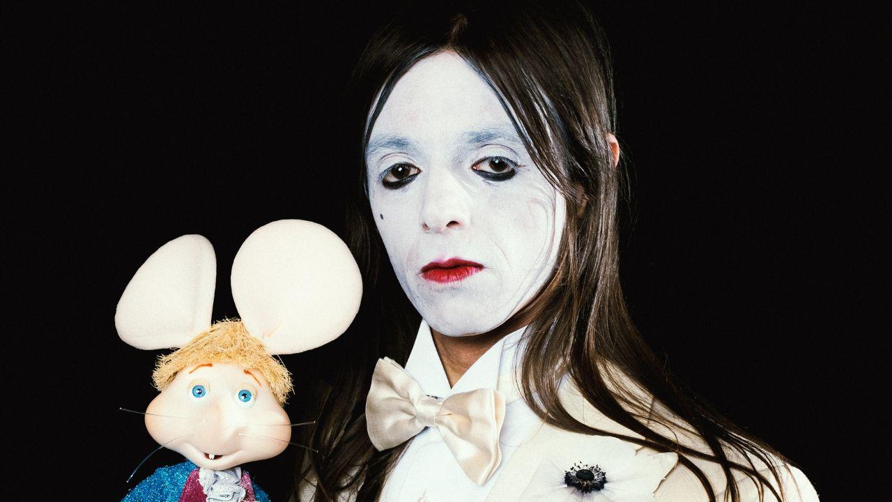 Lucio Corsi e topo Gigio: l’appello della libreria e le scommesse sulla “mossa”