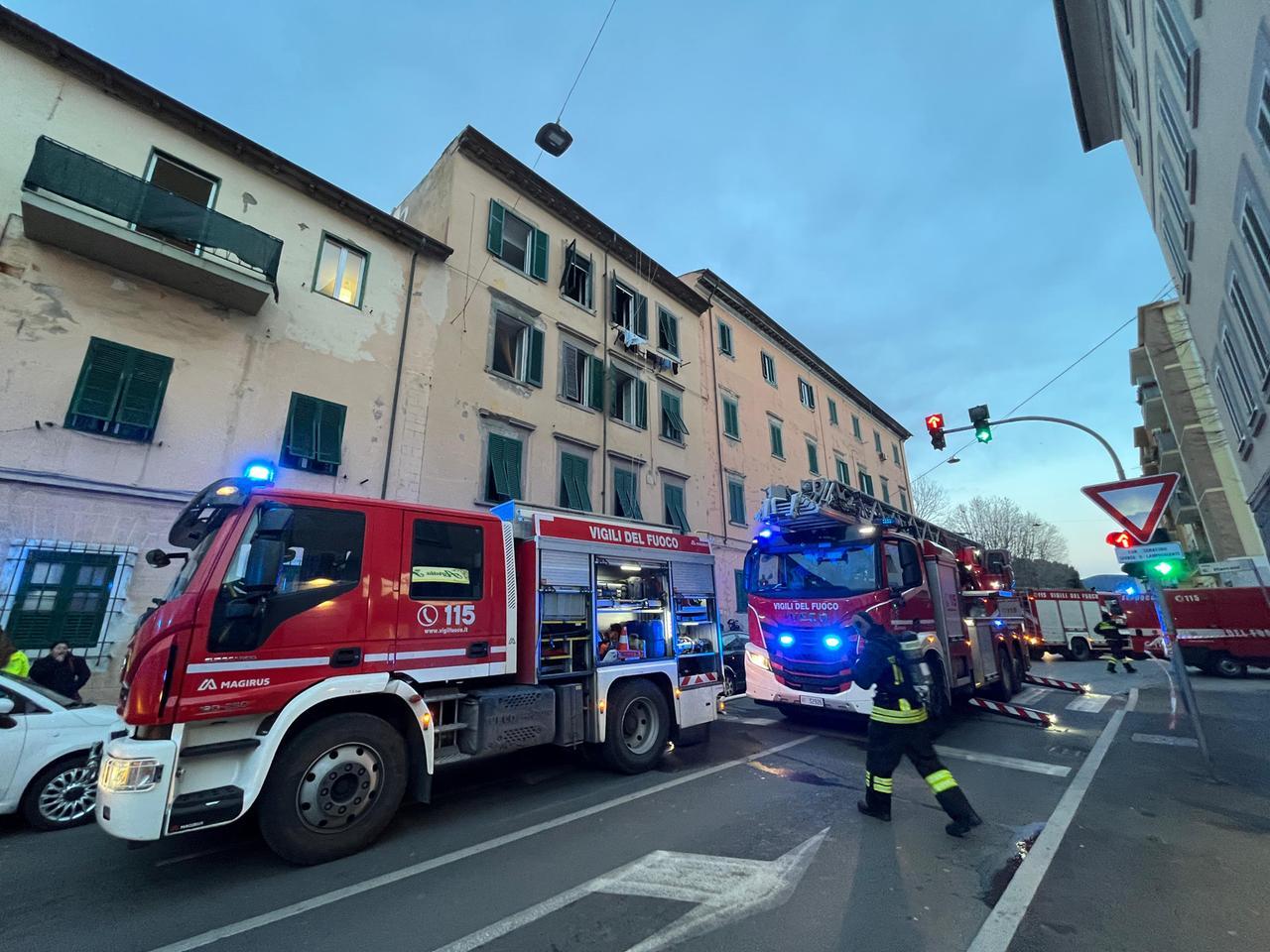 
	I vigili del fuoco in via Gramsci (foto Stick)

