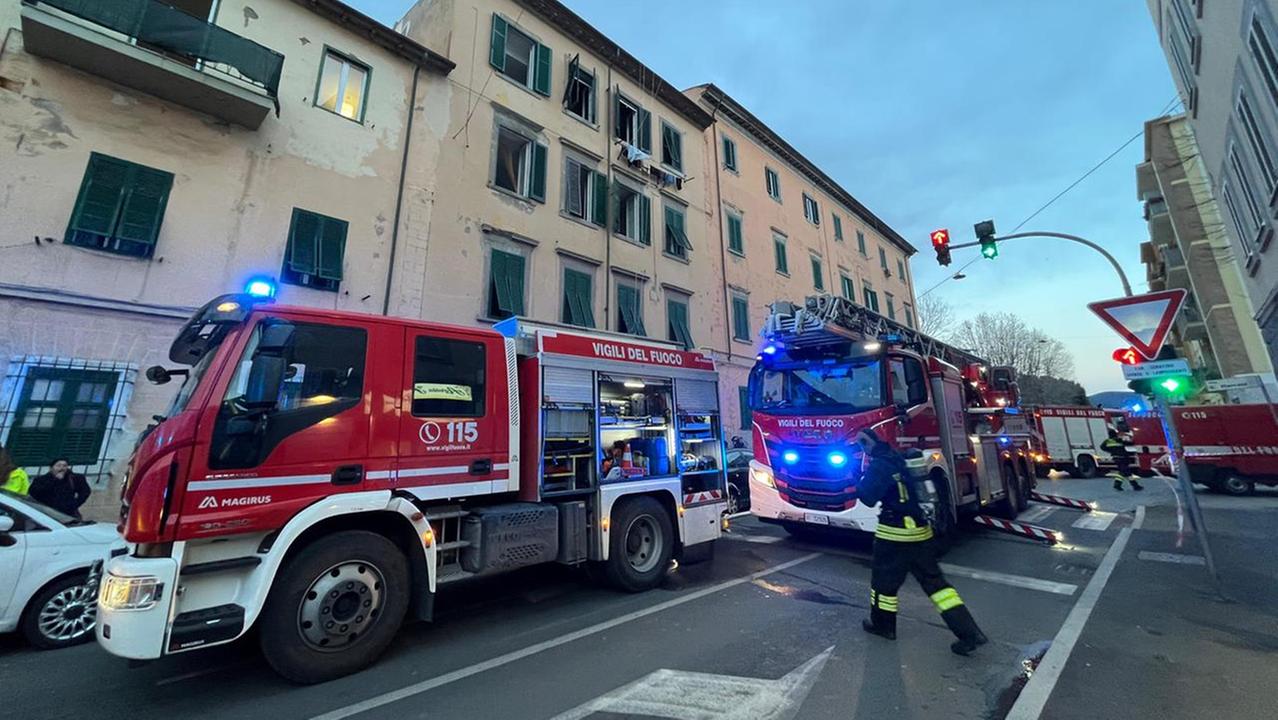 I vigili del fuoco in via Gramsci (foto Stick)