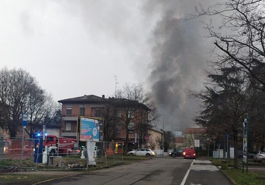 Incendio Inalca, un residente: «Io, con problemi di salute costretto ad andare in hotel per l’aria irrespirabile»