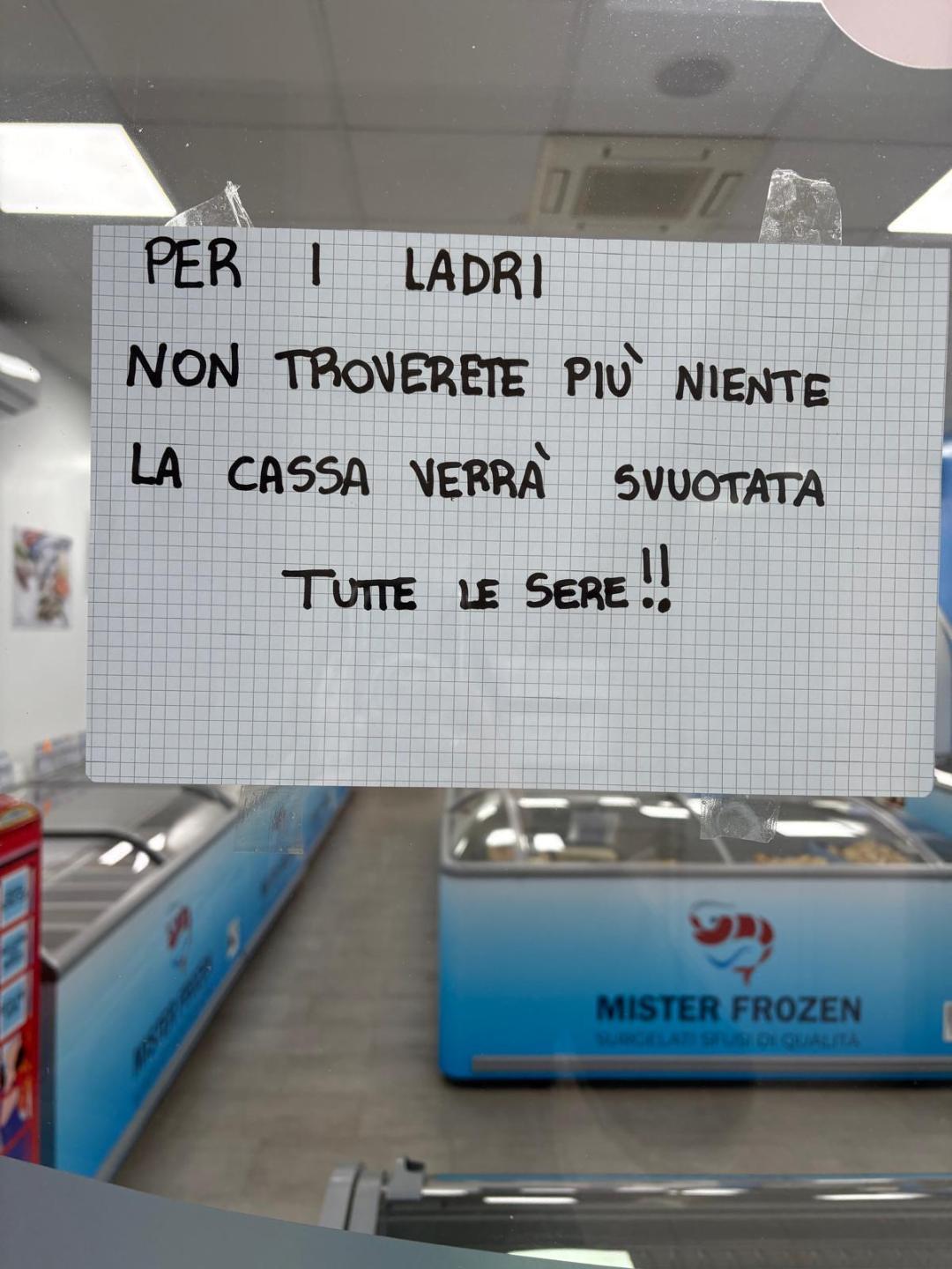 Negoziante esasperata dai furti mette un cartello per i ladri: «Non troverete più niente, la cassa verrà svuotata tutte le sere»