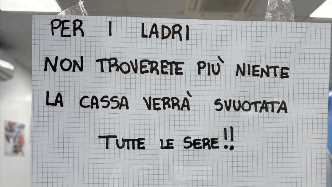 Negoziante esasperata dai furti mette un cartello per i ladri: «Non troverete più niente, la cassa verrà svuotata tutte le sere»