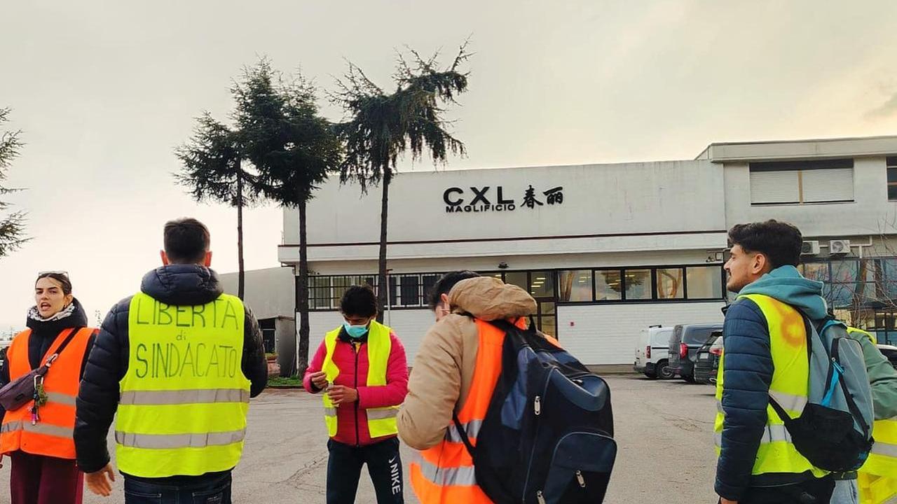 Il presidio davanti al Maglifici Cxl di via Paronese