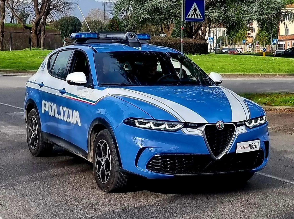 Una volante della polizia di Stato (foto d'archivio)