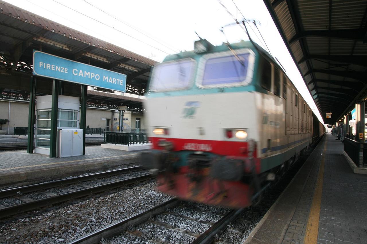 Firenze, attraversa i binari e muore travolto dal treno