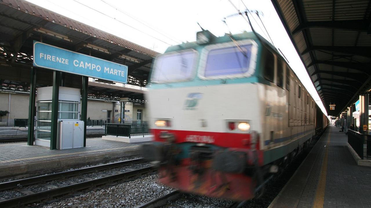Firenze, attraversa i binari e muore travolto dal treno