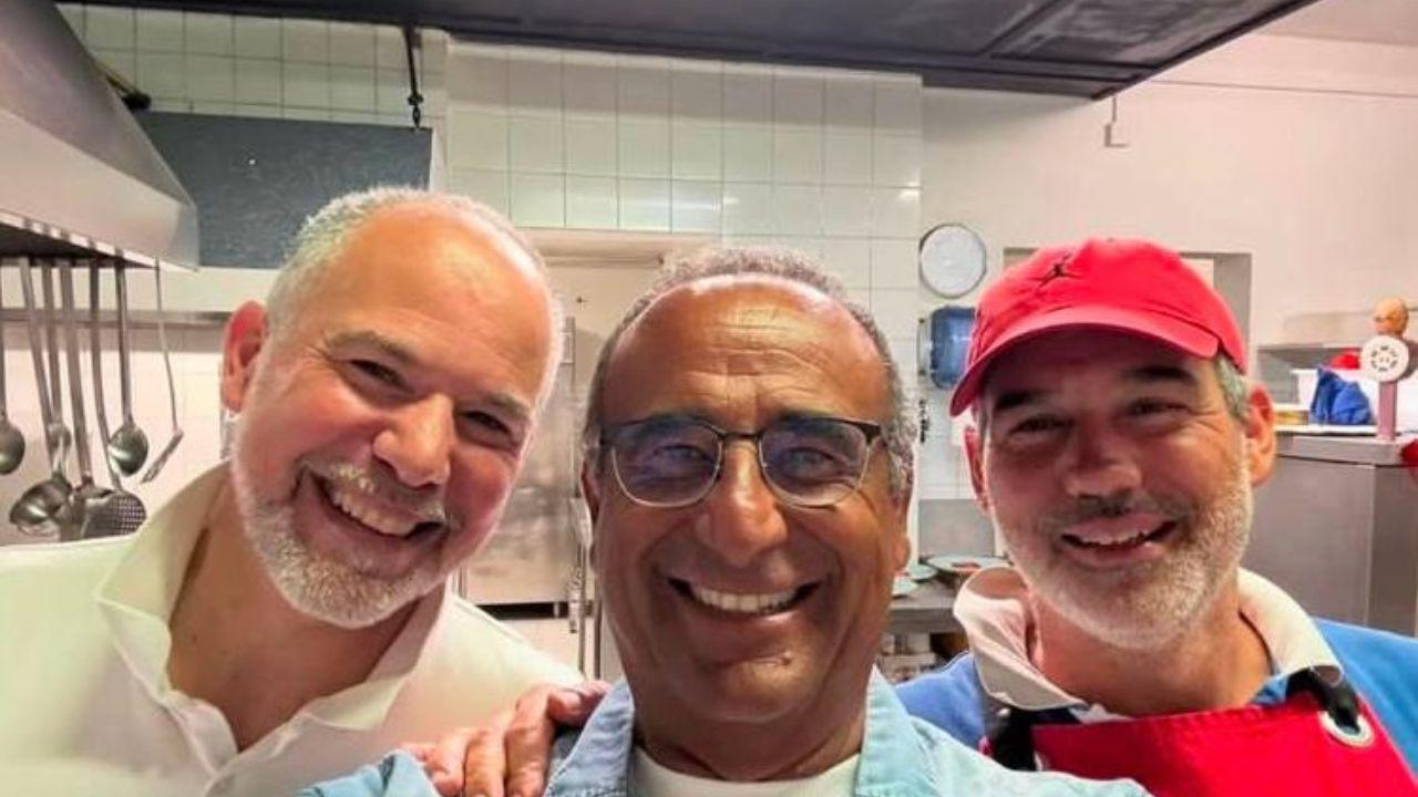 Carlo Conti con i fratelli Leonardo e Federico Cenci, titolari del ristorante Il Calesse (Foto Facebook)
